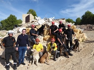 El pelotón cinológico de la UME BIEM III de Valencia junto a Pepe Cano, concejal de La Nucía, en el Campeo de Entrenamiento de Perros de Rescate de La Nucía