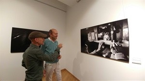 El fotógrafo Juan Plasencia visitando su exposición "Fila 7" en l'Auditori de La Nucía junto a Francesc Sempere, director del centre cultural