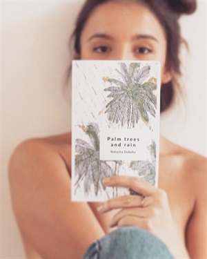 Natasha Dubalia con su libro “Palm trees and rain”
