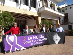 Gemma Márquez, concejala de Igualdad y Benabé Cano, alcalde de La Nucía con la pancarta contra la Violencia de Género, junto a otros edicles de la corporación