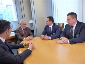 El vicepresidente del Europarlamento recibió a la delegación nuciera en su despacho