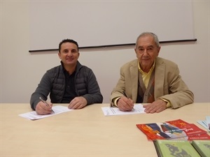 Firma de convenio entre Cecilio Nieto, pte Unión Consumidores y Bernabé Cano, alcalde de La Nucía