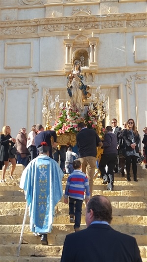 La imagen de la Purísima entrando en la Iglesia de La Nucía tras finalizar la procesión