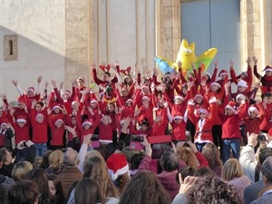 Cada coro ha interpretado cuatro canciones sobre la escalinata de la plaça Major