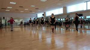 80 jóvenes bailarinas de la Escuela de Danza y Ballet de La Nucía participaron en la Máster Class