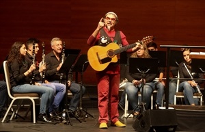 El "canta cançons Dani Miquel" durante su actuación