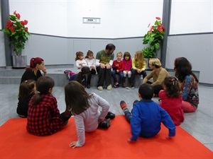 Cerca de 15 niños junto a Morgan Blasco durante el taller de teatro