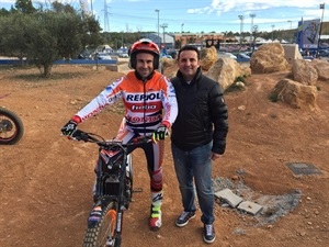 Toni Bou, campeón de España de Trial, junto a Bernabé Cano, alcalde de La Nucía el pasado mes de diciembre
