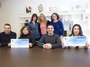 El alcalde, Bernabé Cano, junto a las representantes de los colegios: Pilar Herredro, Natalia Dalli, Mª Isabel Armijo, Mari Carmen Gutierrez y Vima Cano