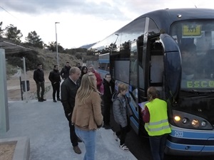 Escolares subiendo al autobús escolar esta mañana en la nueva parada del Tossal