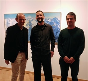 El artista Hinojos junto a Iván Albalete, vicedecano de Bellas Artes de Altea y Francesc Sempere, dtor. Auditori