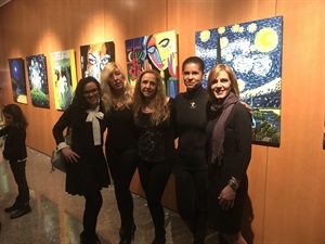 Algunas de las alumnas de la Escuela de Pintura del Centre Juvenil delante de sus cuadros