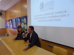 Mercedes Alonso, diputada provincial, y Bernabé Cano, alcalde de La Nucía, en la apertura de la reunión Optimiza