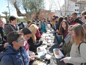 Actividad de almuerzo solidario de los alumnos de 1º ESO del IES La Nucía