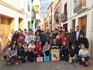 Alumnos de 2º ESO y sus profesores de Educ. Física al carrer Enmig junto a Bernabé Cano, alcalde de La Nucía y Sergio Villalba, concejal de Educación