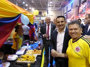 Bernabé Cano, alcalde de La Nucía en el stand de Colombia