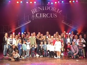 Al final del espectáculo la expedición nuciera subió al escenario del Benidorm Circus