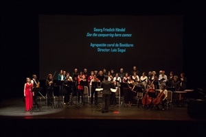 la Agrupación Coral de Benidorm, con su director Luis Seguí, también intervino en una pieza del concierto