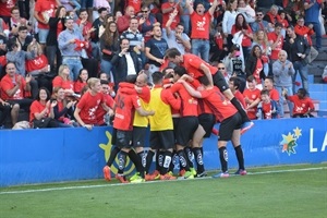Los jugadores del CF La Nucía celebrando un gol junto a la afición
