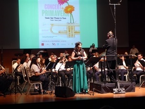 La voz solista Pepi Lloret participó en el tema "Díptic Estellés"