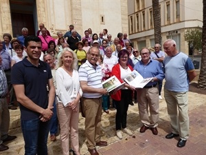 Recepción en la plaça Major a Fernando Moreno Leal, pte. Asociación de la 3ª Edad de Villalgordo del  Júcar y María Ángeles Romero Palencia, concejala de  Villalgordo del Júcar.