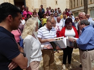 Entrega de los libros de La Nucía a los representante de Villalgordo del Júcar