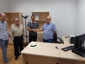 Bernabé Cano, alcalde de La Nucía, en la entrega del despacho a Miguel Guardiola, cronista oficial de La Nucía