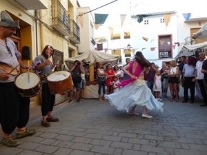 Actuación de baile y música en uno de los rincones del Mercado Medieval
