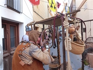 Diferentes personajes recorren el mercado medieval realizando "teatro de calle" con el público