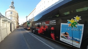 El autobús de la OJPA, rotulado con la promoción de La Nucía, delante de  la Sala Muth de Viena
