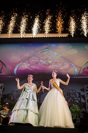 Las dos reinas saludando al público tras la coronación.  FOTO: JAUME DEVESA