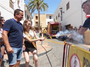 La reina Jero Arranz encendiendo la mascletà junto a Bernabé Cano, alcalde de La Nucía
