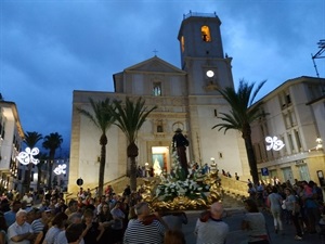 Centenares de festeros y vecinos recibieron a los santos en la plaça Major