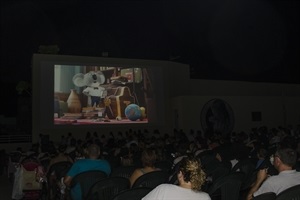 Centenares de personas volvieron a reunirse en la plaça dels Músics para disfrutar del Ciclo de cine Familiar