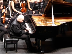 El pianista Székely cautivó al público de l'Auditori con su "apasionado estilo"
