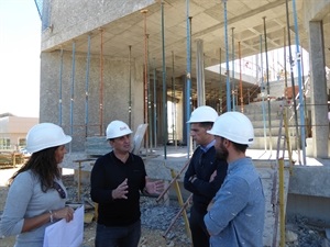 Miguel A. Ivorra, concejal de Urbanismo y Bernabé Cano, alcalde de La Nucía visitando las obras del futuro "Lab_Nucia"