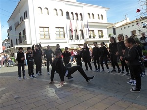 Las escuelas de baile y música de La Nucía actuaron en la Feria Solidaria de Navidad