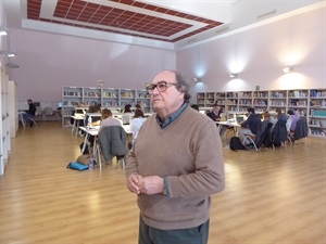 Pedro Lloret, concejal de Cultura, visitando la Biblioteca Caravana