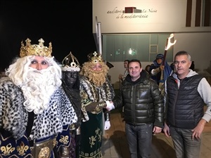 Los Reyes Magos de Oriente son recibidos a su llegada a l´Auditori por las autoridades locales