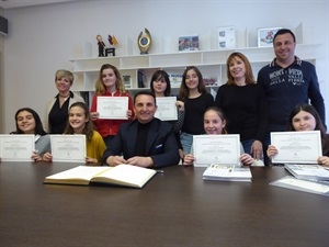 Las 6 alumnas premiadas con las directoras del Colegio Muixara y Colegio Sant Rafel junto a Bernabé Cano, alcalde de La Nucía y Sergio Villalba, concejal Educación