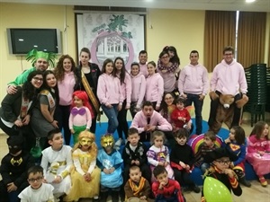 Ganadores del Carnaval Infantil junto a otros participantes y Els Majorals 2019 Comissió La Traca