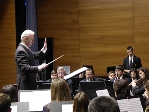 Fernando Hernández García dirigiendo a la banda nuciera en l'Auditori