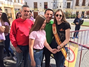 La reina Jero Arranz y futura reina Mª Jesús Fernández junto a Bernabé Cano, alcalde de La Nucía y Cristóbal Llorens, concejal de Fiestas, en el disparo de la mascletà