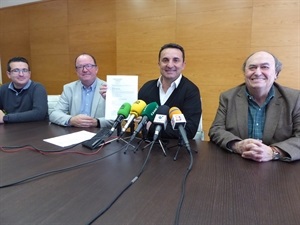 Los concejales del PP La Nucía, Pepe Cano, Manolo Alcalá y Pedro Lloret, junto a Bernabé Cano, alcalde de La Nucía, mostrando la sentencia que archiva definitivamente la causa