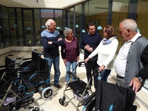 En la donación han participado miembros de la Asociación de Jubilados y Pensionistas de La Nucía con su presidente Vidal Corredor y Bernabé Cano, alcalde de La Nucía