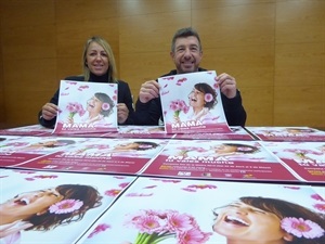 Juan Andrés Montiel, pte. de AECNU y Eva Mª Naranjo, concejala de comercio presentando la Campaña del Día de la Madre 2019