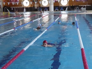 Alumnos de Secanet nadando en la Piscina Camilo Cano