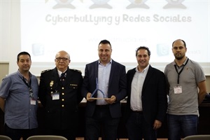 Fernando Carrión, director de Digital Jove ha entregado el premio a Sergio Villalba, concejal de Educación y Toni Buades, Socialmedia de La Nucía