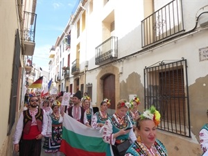 Las calles de La Nucía se llenaron de música y colorido con el desfile del Festival