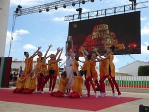 Con la actuación de la  Asociación “Pasión Búlgara Los Balkánikos” de La Nucía continuaron las representaciones en l´auditori de Les Nits